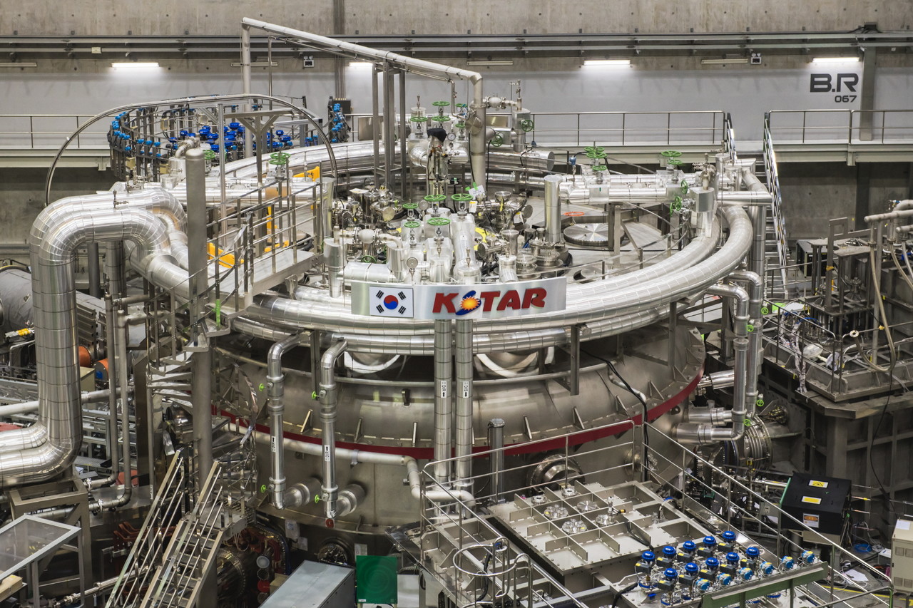 한국의 초전도핵융합연구장치 'KSTAR(Korea Superconducting Tokamak Advanced Research)'. KSTAR는 핵융합 반응이 일어나도록 1억도 이상의 초고온 플라즈마를 만들고 강력한 자기장을 이용해 가둬두는 역할을 한다. (사진=한국핵융합에너지연구원 제공)