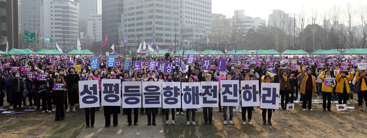 3.8 세계 여성의 날을 나흘 앞둔 4일 오후 서울 중구 서울광장 앞에서 한국여성단체연합 회원들이 집회를 열고 퍼포먼스하고 있다. 사진=뉴시스 제공