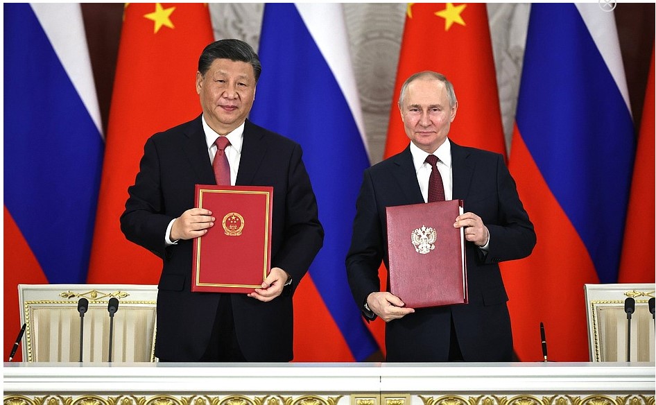 시진핑 중국 국가주석과 블라디미르 푸틴 러시아 대통령이 공동성명서에 서명한 후 포즈를 취하고 있다.