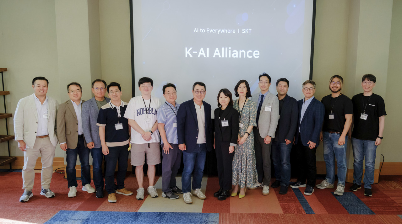 SK텔레콤은 지난 16일(현지시간) ‘글로벌 AI 심장부’ 실리콘밸리에서 유영상 사장을 비롯해 ‘K-AI 얼라이언스’ 파트너사 대표들이 대거 모여 ‘글로벌 AI 생태계를 선도 하기 위한 사업 협력 강화 방안’을 논의했다고 18일 밝혔다. SKT 유영상 사장(왼쪽부터 일곱번째)이 지난 16일(현지시간) 미국 실리콘밸리에서 개최한 ‘K-AI 얼라이언스 유나이트’ 행사를 끝내고 파트너사 CEO들과 기념 촬영을 하는 모습. 사진제공=SK텔레콤