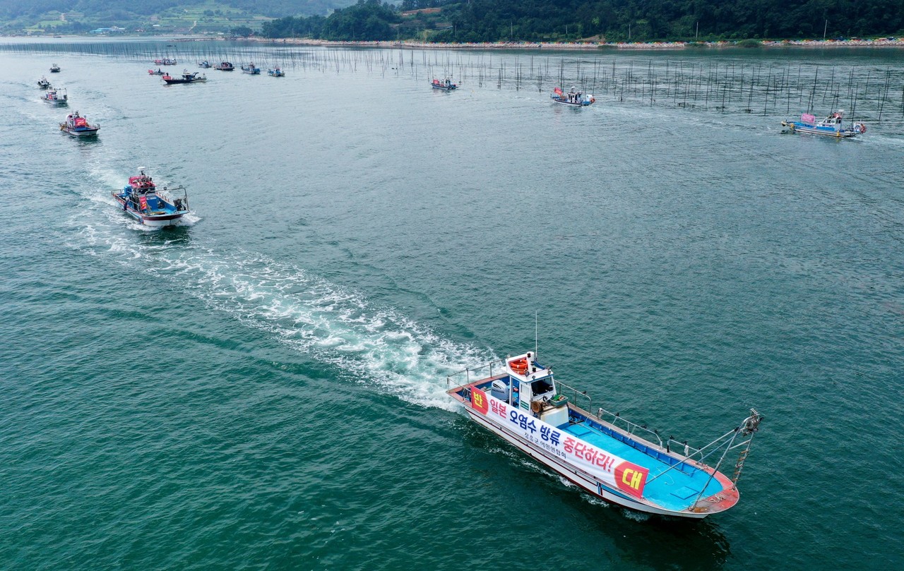 21일 오전 전남 장흥군 회진항에서 열린 일본 후쿠시마 원전 오염수 해양 방류 규탄 대회에 참여한 어민들이 어선을 몰고 해상시위를 하고 있다. 사진=뉴시스 제공