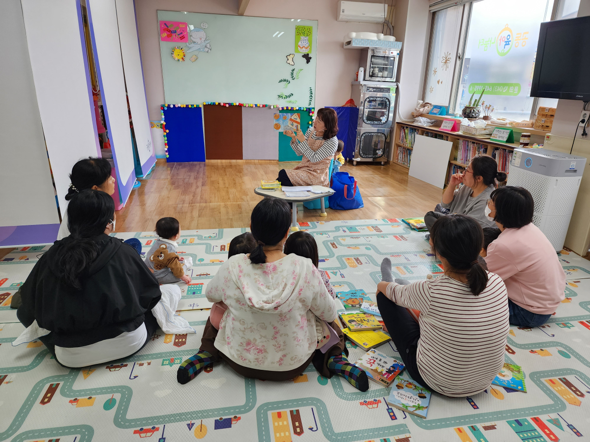 충북 제천시가족센터가 운영하는 공동육아나눔터 프로그램 모습. (사진=제천시가족센터 제공)