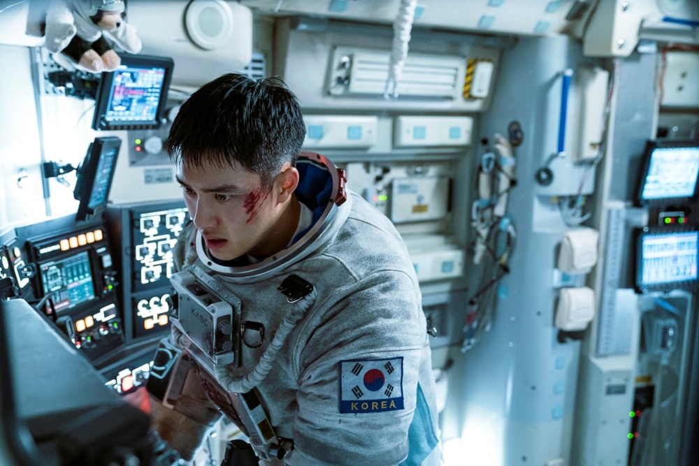 O cenário em si, com Hwang Sun Woo sozinho e tentando pousar na lua, é bobo.  Imagem = CGNM