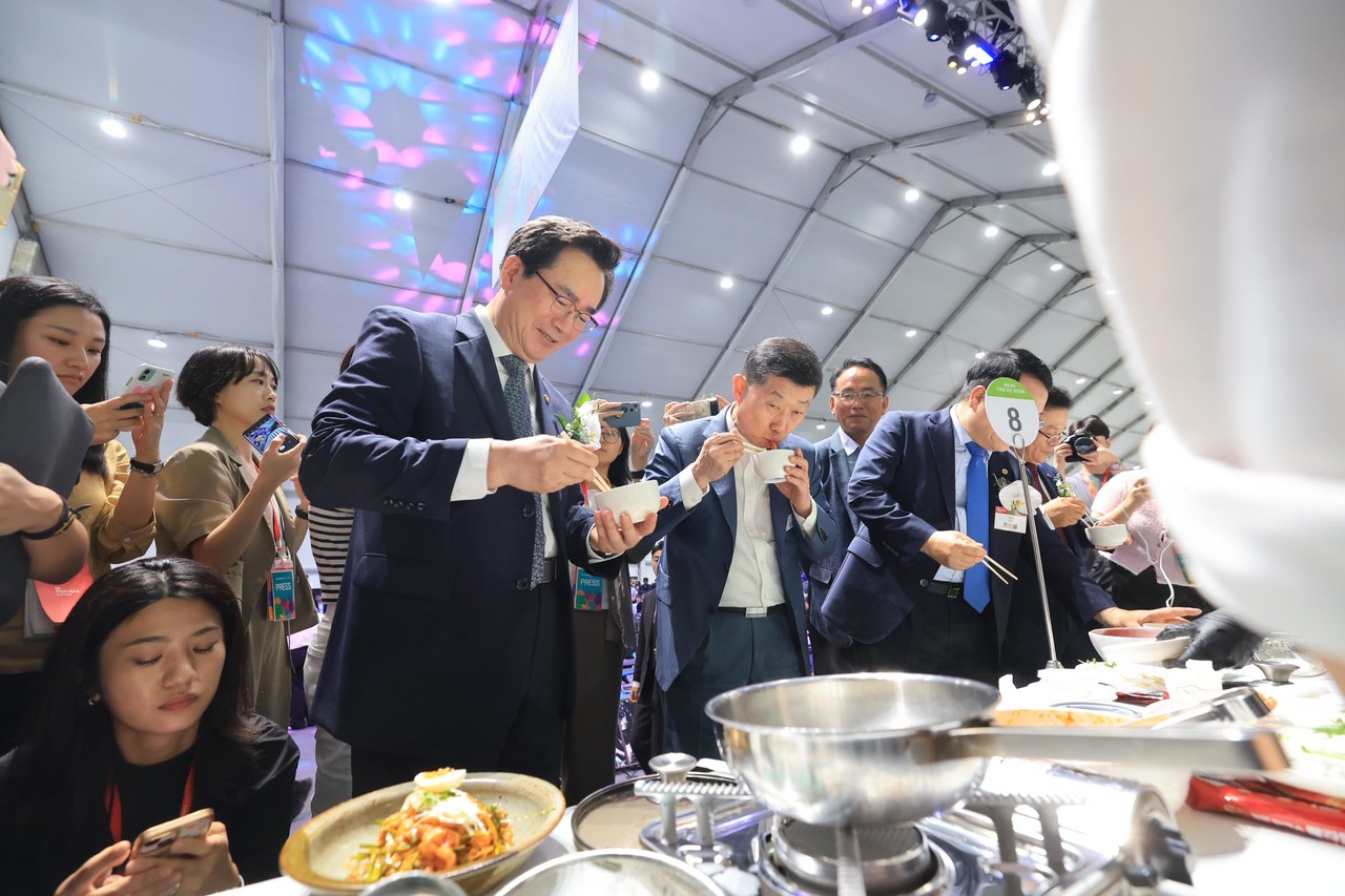 정황근 농림축산식품부 장관이 15일 전북 익산에서 열린 NS 푸드페스타에 참석해 가루쌀 제품을 시식하고 있다. (사진=농림축산식품부 제공) 2023.09.15.