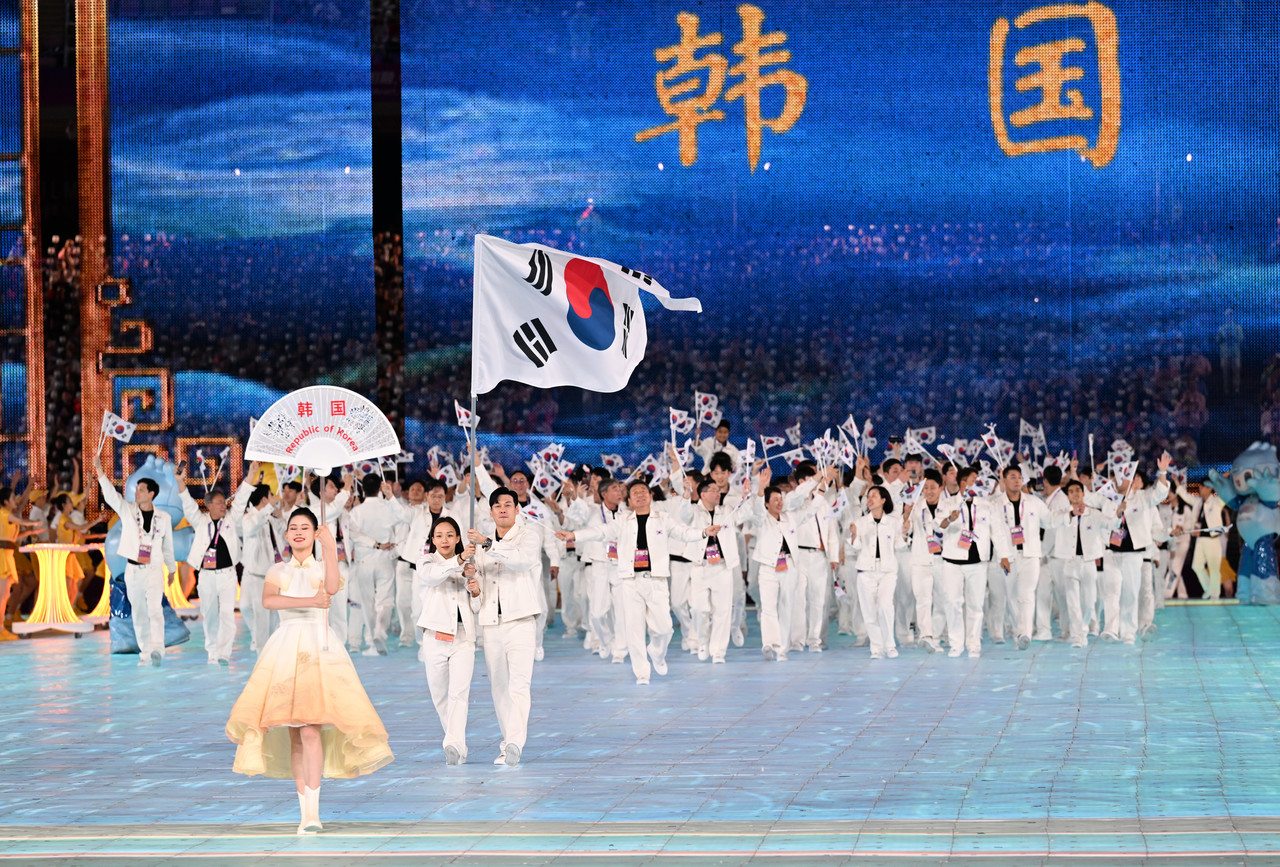 한국 대표 선수단이 23일 항저우 아시안게임 개막식에서 입장하고 있다. (사진/신화통신)