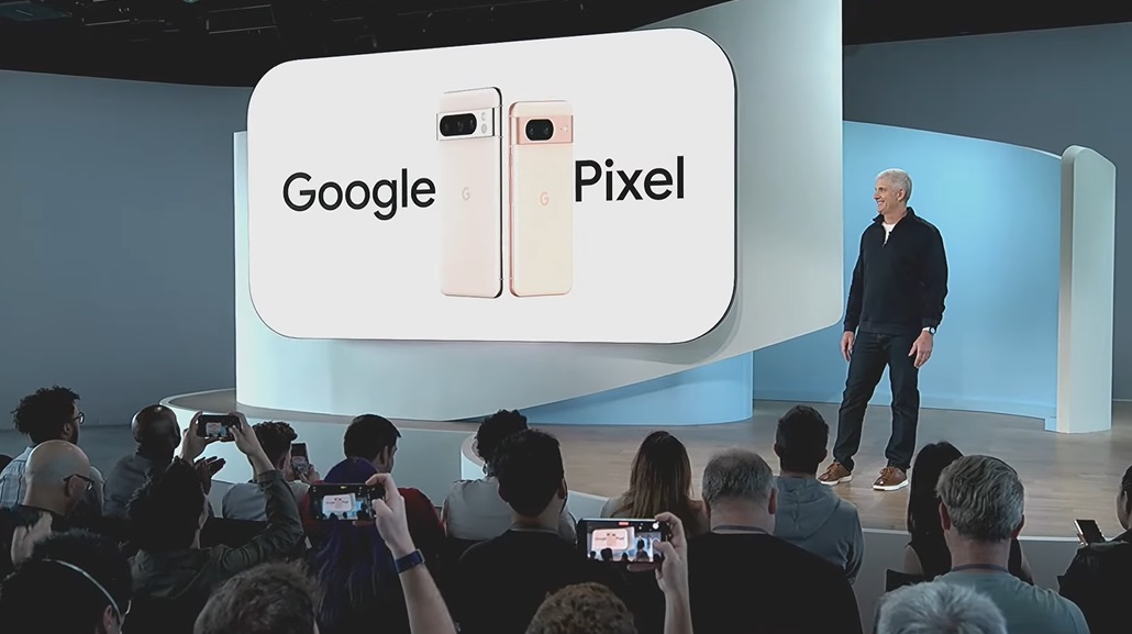 4일(현지시간) 미국 뉴욕에서 열린 '메이드 바이 구글' 행사에서 구글의 스마트폰 신작 '픽셀8' 시리즈가 공개되고 있다. (사진=구글 유튜브 캡처)