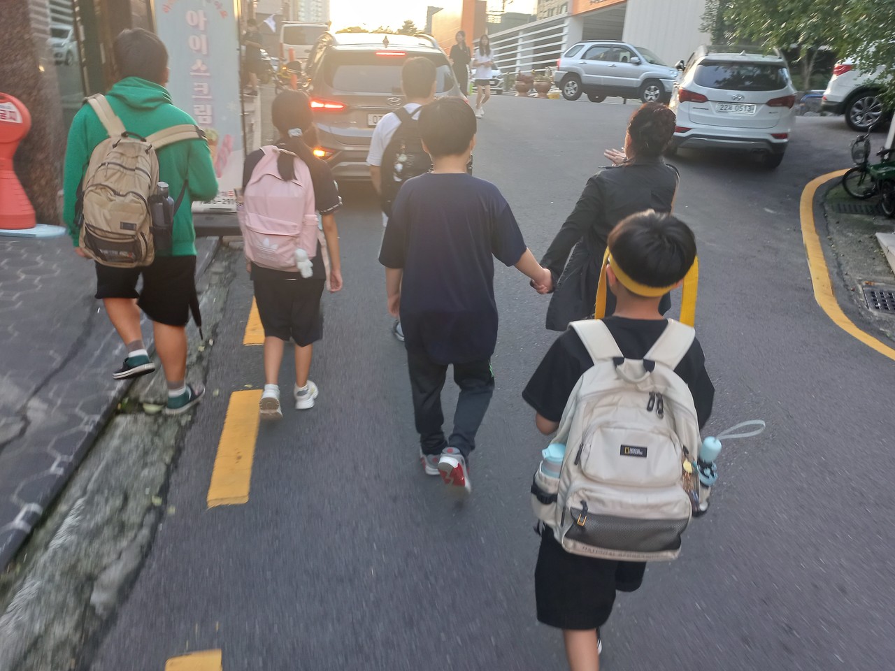 문석영 씨는 손을 잡고 아이들과 도란도관 이야기 하면서 걷는 이 순간이 보람되다고 말한다. 