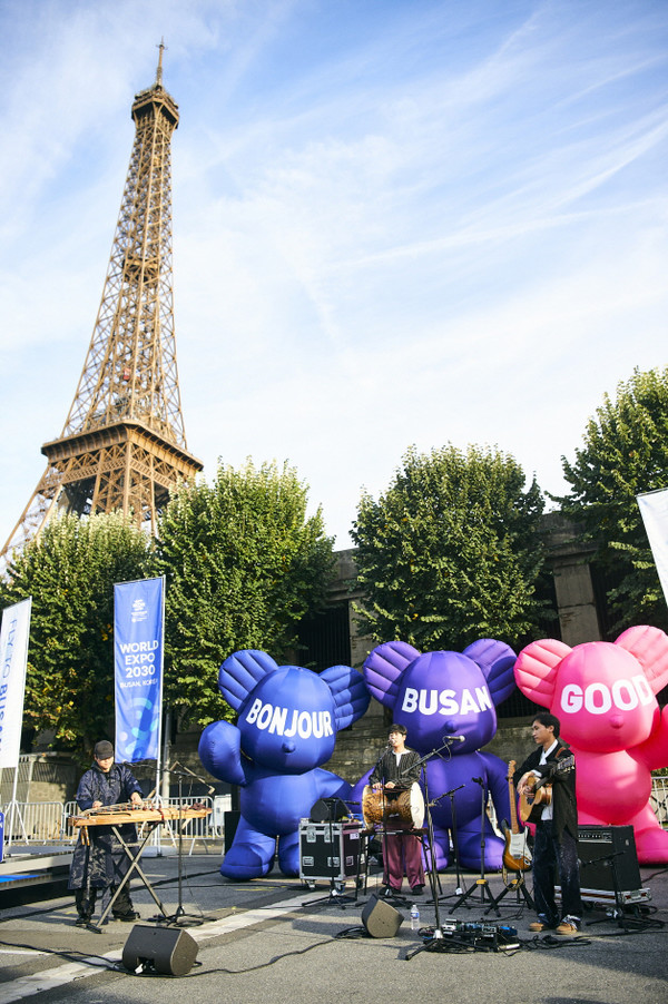 프랑스 파리 에펠탑 인근에서 진행된 2030부산세계박람회 심포지움 캠페인 행사 사진=부산광역시 제공