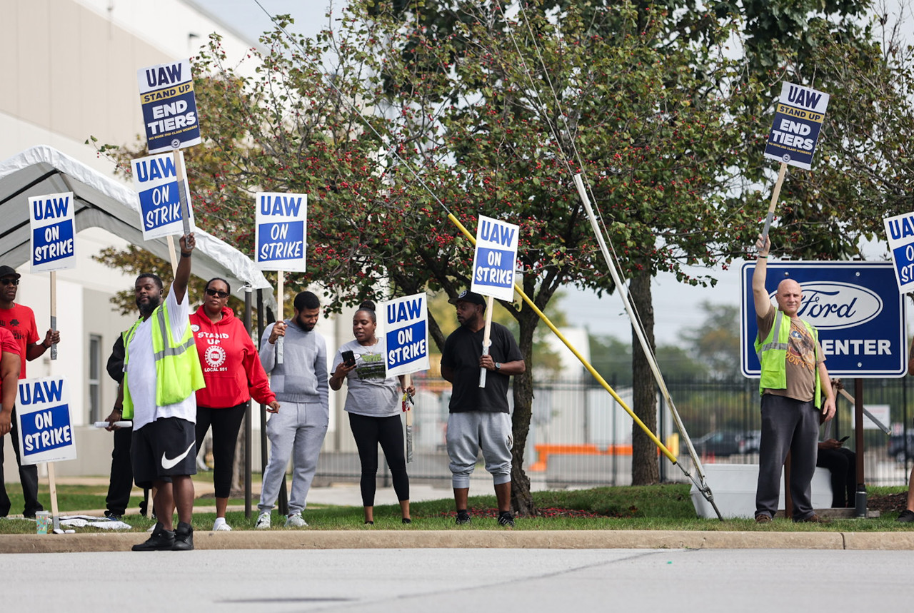 지난달 29일(현지시간) 파업 시위를 하고 있는 미국 시카고 포드 조립공장 조합원. (사진/신화통신)