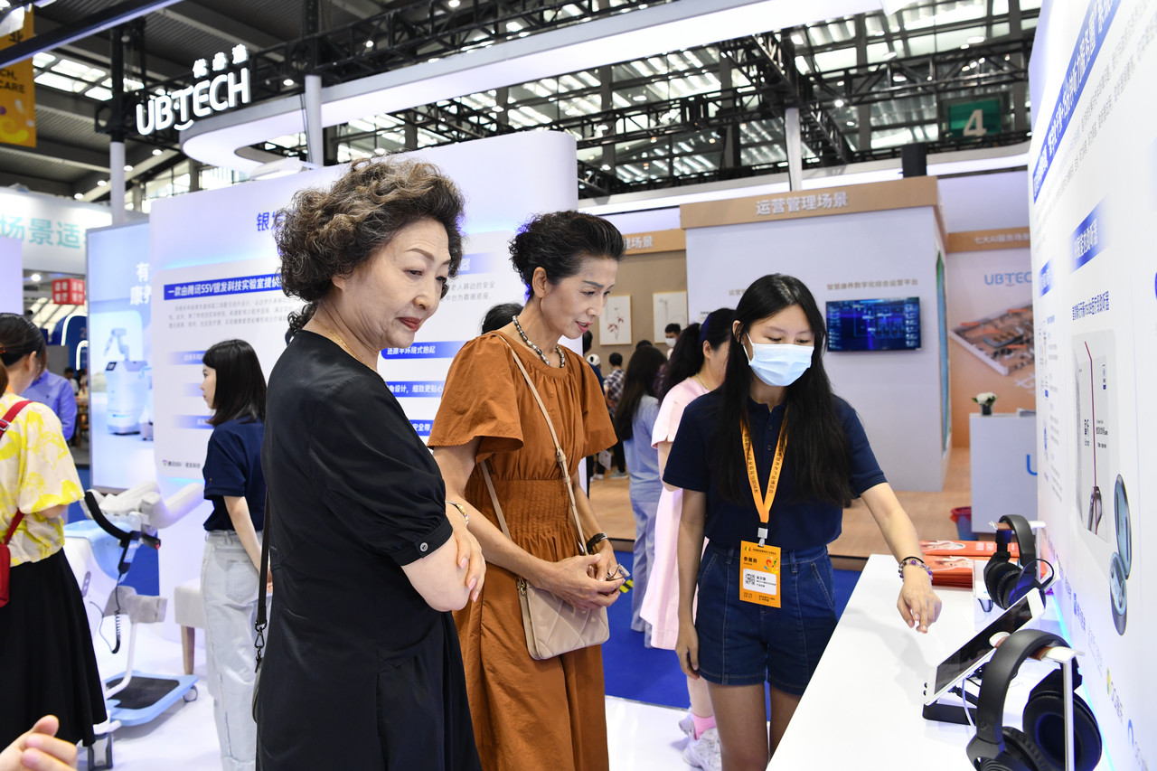 관람객들이 지난달 15일 '제1회 선전(深圳) 국제스마트양로산업박람회'에서 스마트 실버용품을 둘러보고 있다. (사진/신화통신)