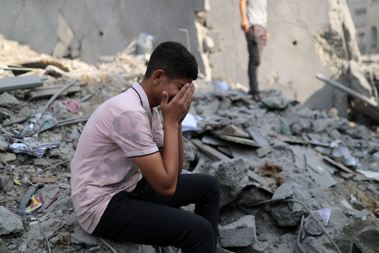 가자지구 주민이 2일 이스라엘 공습 후 폐허가 된 건물 더미에서 눈물을 쏟고 있다. (사진/신화통신)