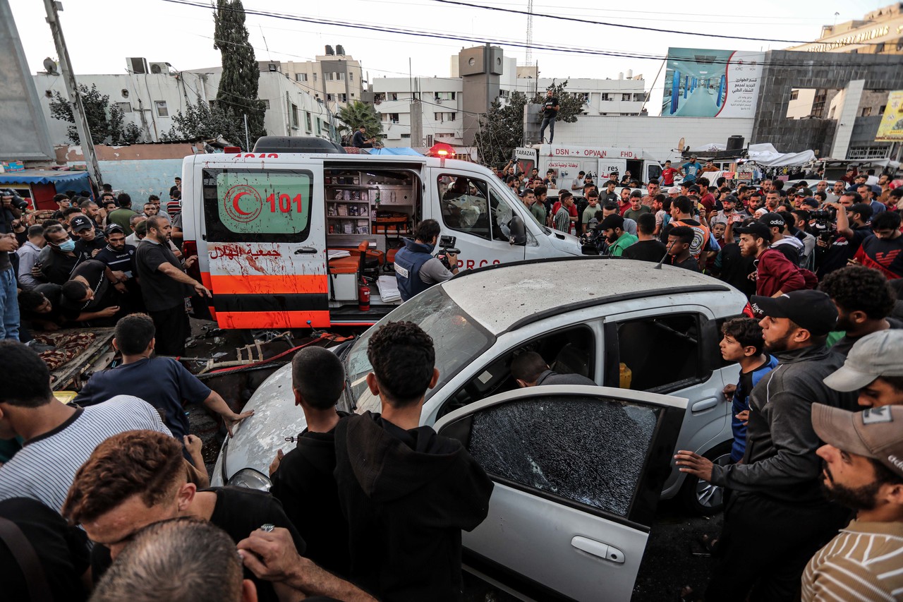 3일 가자시티 알시파 병원 입구에서 구급차가 이스라엘군의 공습을 받아 수십 명의 사상자가 발생했다. (사진/신화통신)