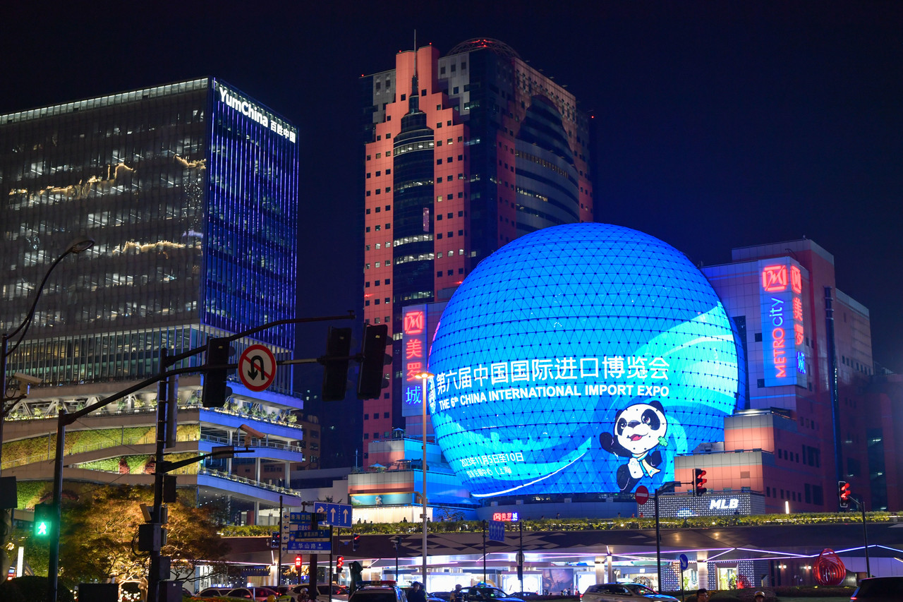 '제6회 중국 국제수입박람회(CIIE)'의 포스터가 지난 3일 상하이 쉬후이(徐匯) 메이뤄청(美羅城)의 거대한 '크리스털 볼'에 전시됐다. '제6회 CIIE'는 5일부터 10일까지 상하이에서 오프라인으로 열린다. (사진/신화통신)