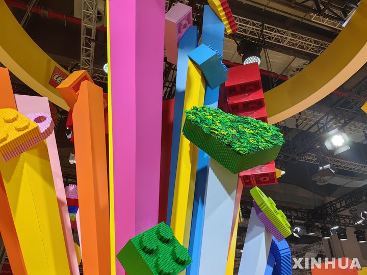 제6회 중국국제수입박람회(CIIE)'의 레고그룹 부스에서 10만 개 피스로 제작된 대형 3D 레고 모형. (사진/신화통신)