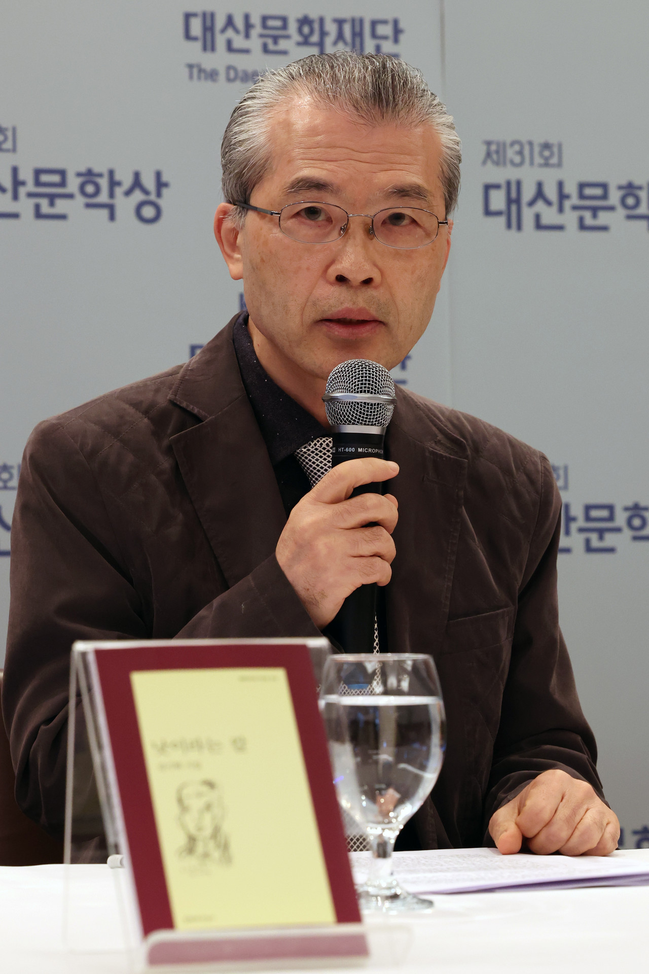 제31회 대산문학상 시 부분 수상작 '낫이라는 칼'의 작가 김기택이 6일 서울 종로구 교보빌딩에서 기자간담회를 하고 있다.