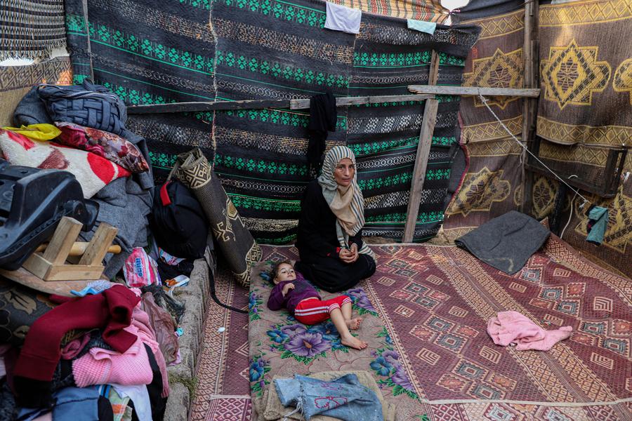 6일 가자지구 남부 도시 칸 유니스의 한 임시 난민 캠프에서 사람들이 휴식을 취하고 있다. (사진/신화통신
