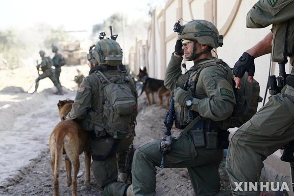 이스라엘 방위군이 7일 공개한 가자지구에서 군사행동 수행 중인 이스라엘 지상군. (사진/신화통신)