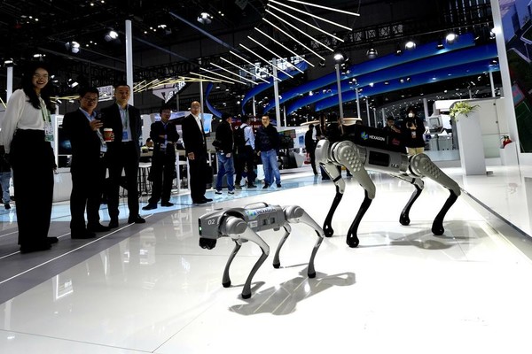  '제6회 중국 국제수입박람회(CIIE)' 기술장비 전시구역을 찾은 관람객들이 7일 스웨덴 기업 헥사곤(hexagon)의 스마트 로봇 개를 구경하고 있다. (사진/신화통신)