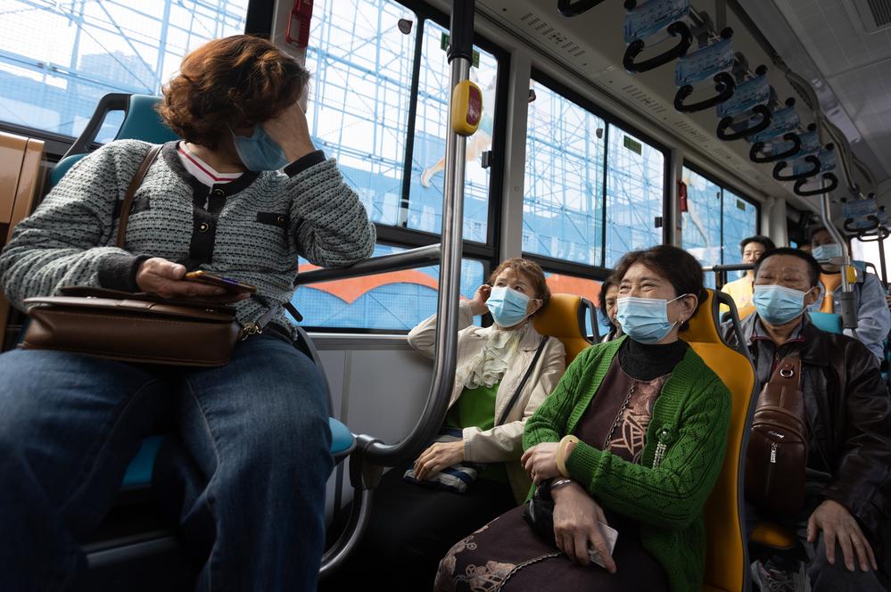 7일 66번 버스를 탄 노인들이 담소를 나누고 있다.(사진=신화통신)