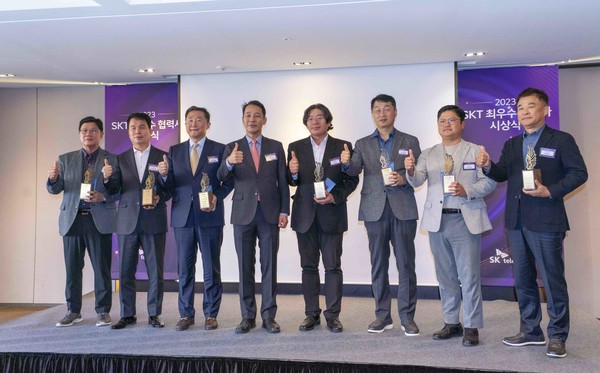 SKT 김진원 CFO(왼쪽에서 4번째)가 수상 기업 대표들과 함께 기념 촬영을 하고 있다.