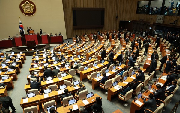 9일 오후 서울 여의도 국회에서 열린 제410회국회(정기회) 제11차 본회의에서 국민의힘 의원들이 퇴장하고 있다. 직후 노란봉투법(노조법 2, 3조 개정안)이 국회 본회의를 통과했다(사진=뉴시스)