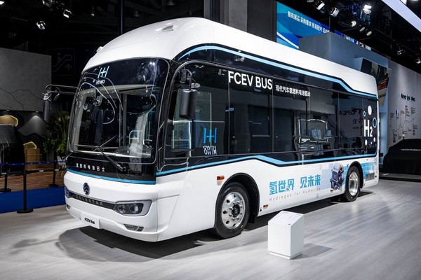 제6회 중국 국제수입박람회(CIIE)' 현대자동차 전시부스에서 수소연료버스 '폴스타'가 지난 4일 처음 공개됐다. (현대자동차 제공)