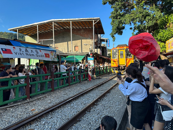 대만의 스펀(十分) : 석탄 운송 목적으로 만들어졌던 철로가 여전히 남아 실제 열차가 다니고 있다.