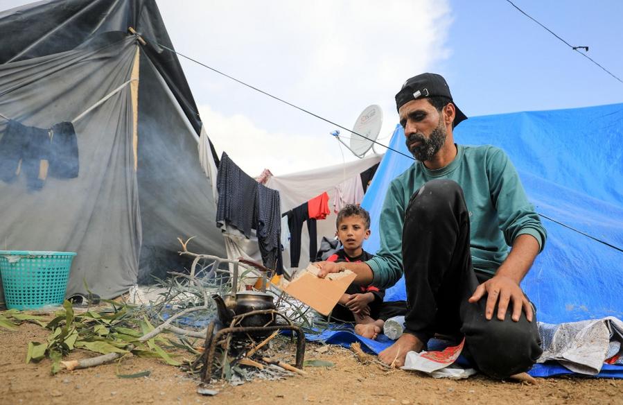 14일 가자지구 남부 칸 유니스의 임시 캠프에 있는 팔레스타인 난민. (사진/신화통신)