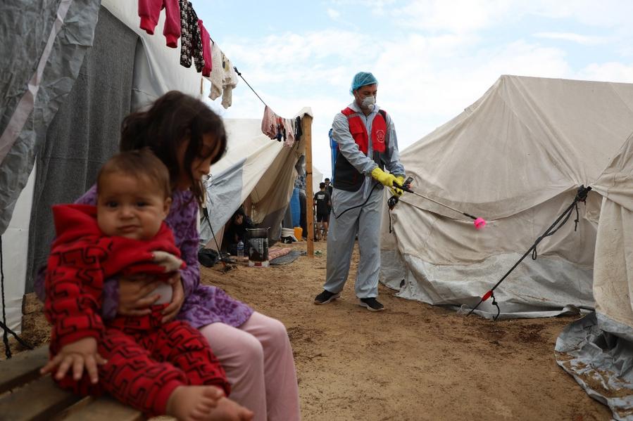 지난 12일 가자지구 남부 칸 유니스의 임시 난민 캠프에서 소독하는 직원. (사진/신화통신)