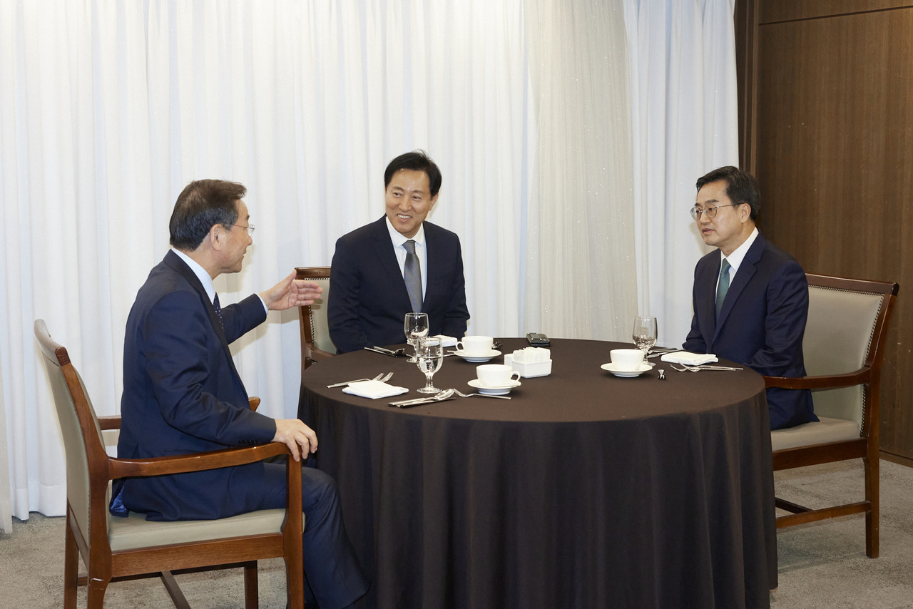 정복 인천시장(왼쪽부터), 오세훈 서울시장, 김동연 경기도지사가 16일 오후 서울 중구 프레스센터에서 서울시장·경기도지사·인천시장 3자 회담을 하고 있다(사진=경기도청 홈페이지)