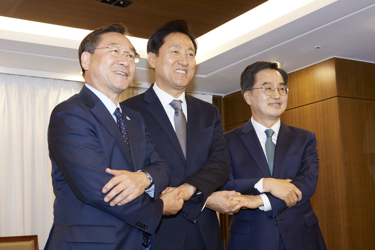 16일 오후 서울 한국프레스센터에서 김동연 경기도지사, 오세훈 서울특별시장, 유정복 인천광역시장 등이 기념촬영을 하고 있다.(사진=경기도)