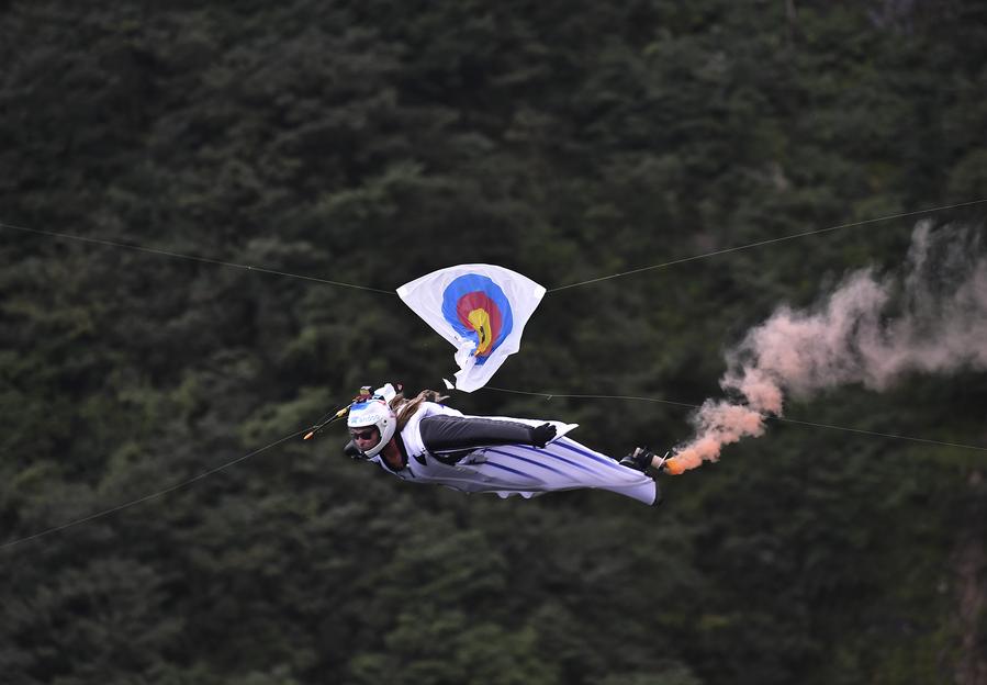 지난 9월 18일 장자제(張家界) 톈먼산(天門山)서 열린 '제9회 윙슈트 플라잉 세계선수권대회'에 출전한 선수. (사진/신화통신)