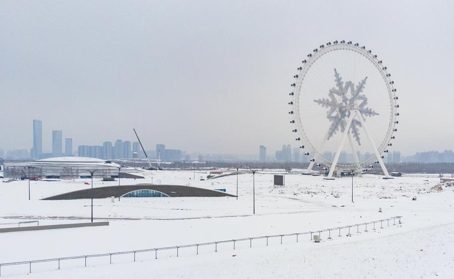 하얼빈(哈爾濱) 빙설대세계단지에 설치된 '눈꽃 대관람차'를 지난 9일 드론 사진에 담았다. (사진/신화통신)