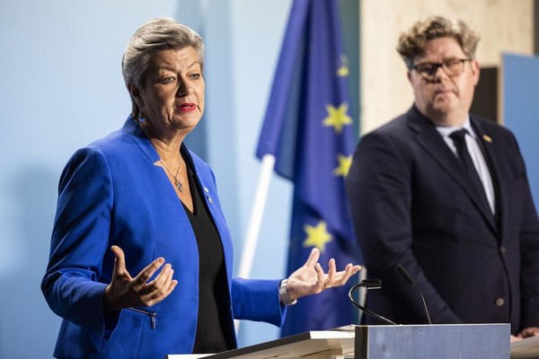 윌바 요한손 유럽연합(EU) 내무담당 집행위원(왼쪽)이 지난 1월 26일 스웨덴 수도 스톡홀름에서 열린 기자회견에서 발언하고 있다. (스웨덴 정부 제공)