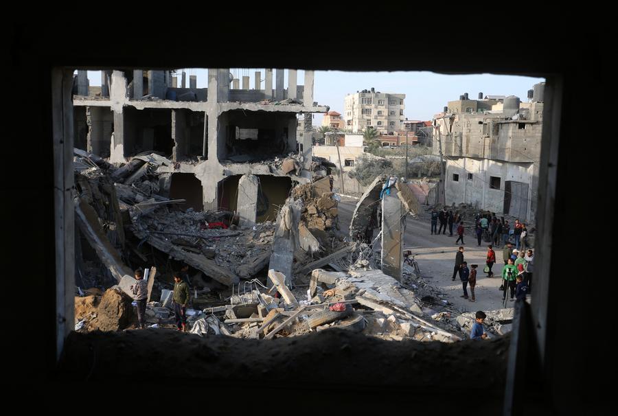 가자지구 남부 도시 라파에서 사람들이 지난 4일(현지시간) 이스라엘 공격으로 파괴된 건물 잔해를 살펴보고 있다. (사진/신화통신)