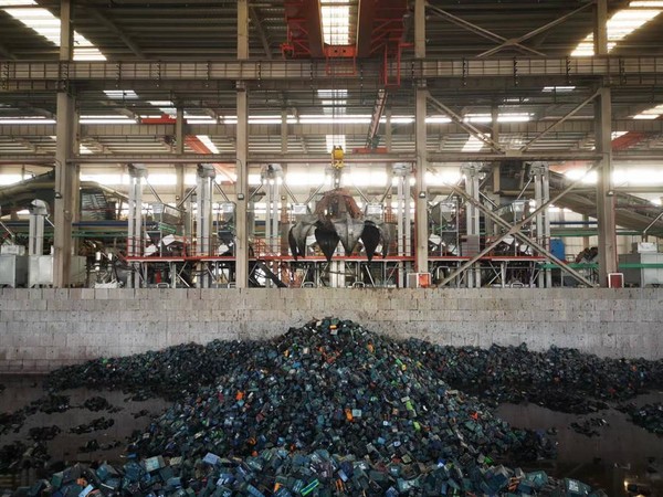 5일 장쑤(江蘇)톈넝(天能)자원순환과학기술회사 생산 구역에서 폐납축전지를 수거하는 크레인 그랩. (사진/신화통신)
