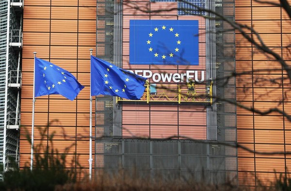 지난달 15일 벨기에 브뤼셀의 유럽연합(EU) 집행위원회 본부 건물 밖에서 EU기가 휘날리고 있다. (사진/신화통신)