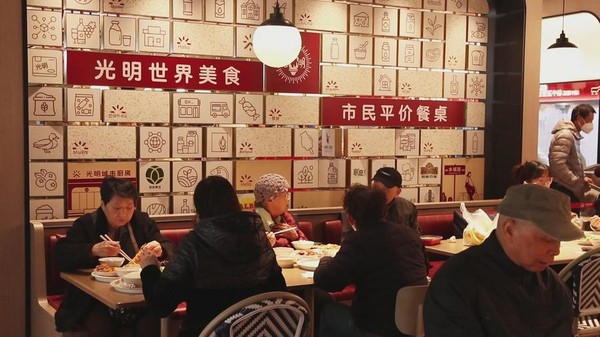 상하이 광밍(光明)도시주방 수이청루(水城路)점에서 식사하는 노인들. (사진/신화통신)