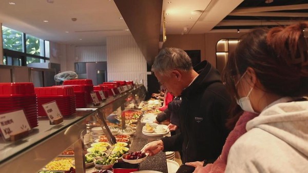 상하이 광밍도시주방 수이청루점에서 음식을 집고 있는 노인들. (사진/신화통신)