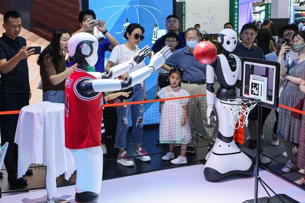 지난 7월 7일 상하이에서 열린 '2023 세계인공지능대회(WAIC)'에서 로봇 한 대가 농구 시범을 보이고 있다. (사진/신화통신)