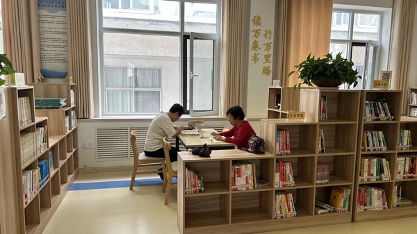 웨이하이시 무료 편의 서비스 핫라인 플랫폼이 노인을 위해 마련한 도서관. (사진/신화통신)