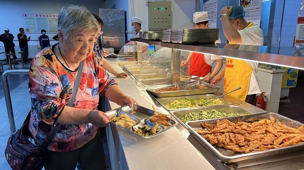 산둥(山東)성 웨이하이(威海)시 다룬파(大潤發) 쇼핑몰 지하 1층에 있는 지역사회 식당에서는 주변 상가 업주와 일반 소비자뿐 아니라 지역사회 400여 명의 노인에게 영양가 높은 점심 식사를 저가에 제공하고 있다. (사진/신화통신)
