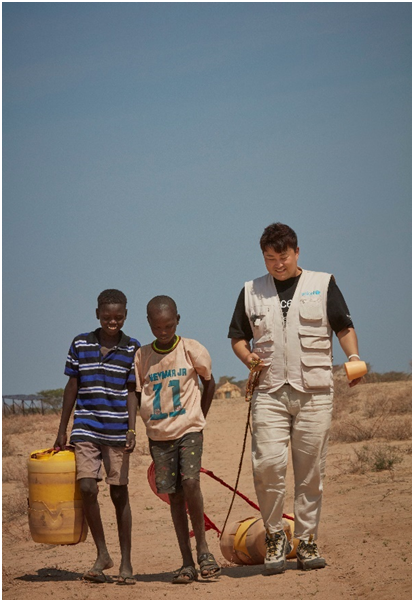  김호중이 마실 물을 구하러 가는 샤드락(가운데)과 친구를 따라 길을 나서고 있다. [사진=유니세프 한국위원회 제공]
