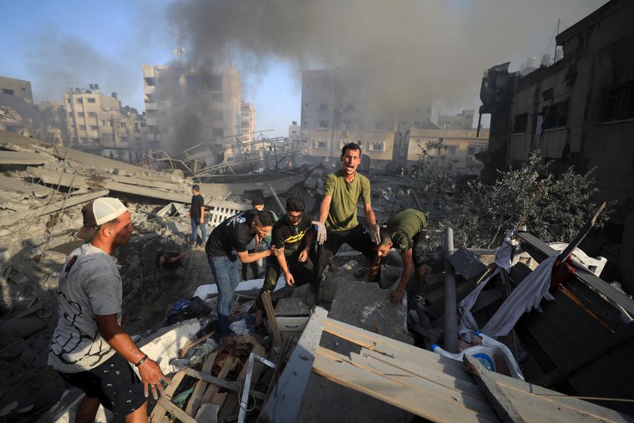 10월 25일 공습이 이뤄진 가자지구 내 건물 폐허 더미에서 부상자 수색 작업이 한창이다. (사진/신화통신)