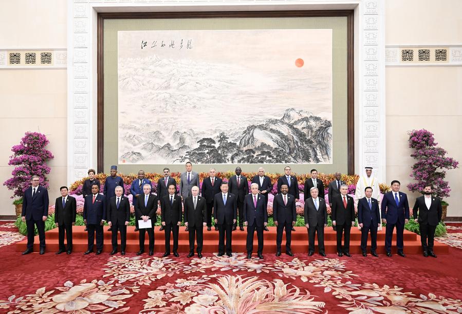 시진핑(習近平) 중국 국가주석이 10월 18일 베이징 인민대회당에서 열린 제3회 '일대일로' 국제협력 정상포럼 개막식 기조연설에 앞서 해외 귀빈들과 단체 사진을 찍고 있다. (사진/신화통신)
