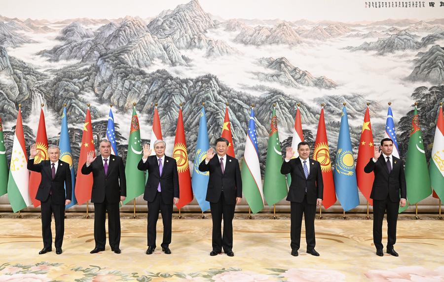 시진핑 중국 국가주석이 5월 19일 오전 산시(陝西)성 시안(西安)시에서 열린 '제1회 중국-중앙아시아 정상회의'에 참석한 카심-조마르트 토카예프 카자흐스탄 대통령, 사디르 자파로프 키르기스스탄 대통령, 에모말리 라흐몬 타지키스탄 대통령, 세르다르 베르디무함메도프 투르크메니스탄 대통령, 샤브카트 미르지요예프 우즈베키스탄 대통령 등과 함께 사진을 찍었다. (사진/신화통신)
