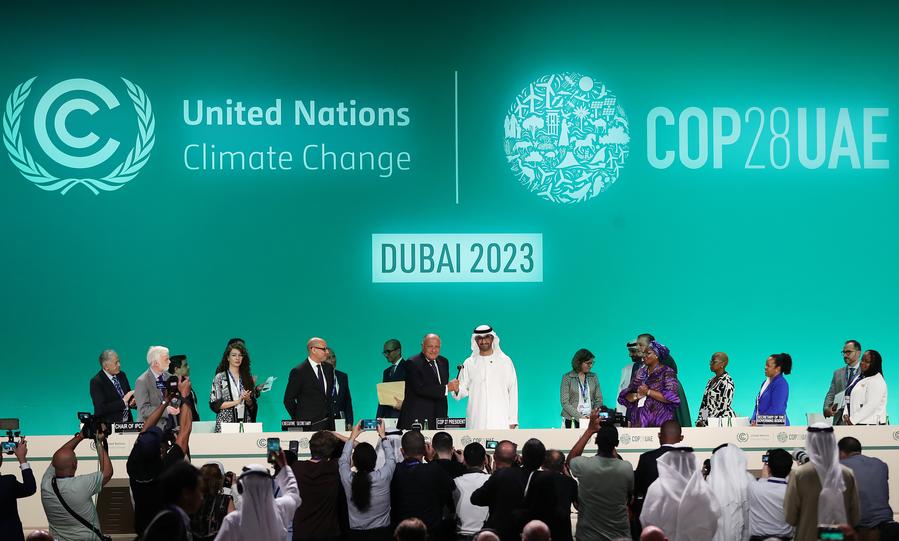 11월 30일 아랍에미리트(UAE) 두바이에서 열린 기후정상회의 '제28차 유엔기후변화협약(UNFCCC) 체결측 총회(COP28)' 개막식 현장에서 사메 슈크리(가운데 왼쪽) COP27 의장과 아흐메드 알자베르(가운데 오른쪽) COP28 의장이 악수하고 있다. (사진/신화통신)