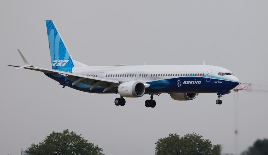 보잉 737 맥스 여객기가 지난해 6월 19일 프랑스 르부르제공항에서 열린 파리 에어쇼에서 비행쇼를 진행하고 있다. (사진/신화통신)