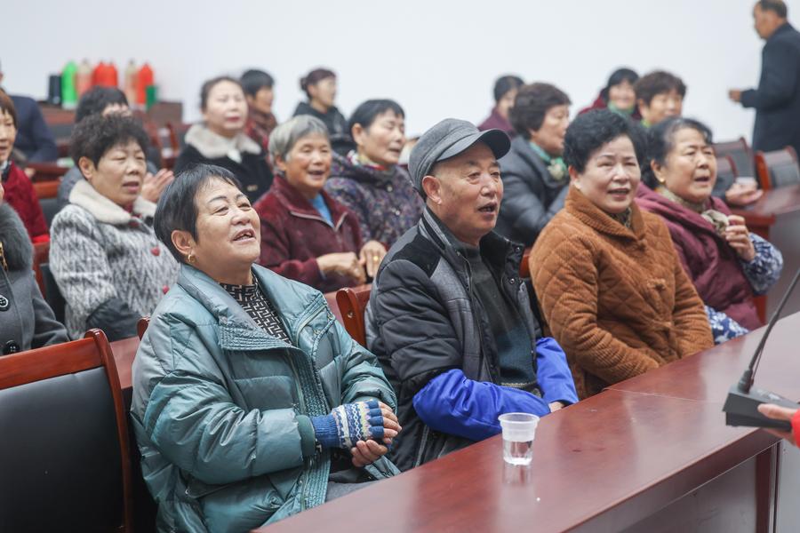 저장(浙江)성 항저우(杭州)시 타이양(太陽)진 노인대학 노인들이 지난해 12월 15일 합창 연습을 하고 있다. (사진/신화통신)
