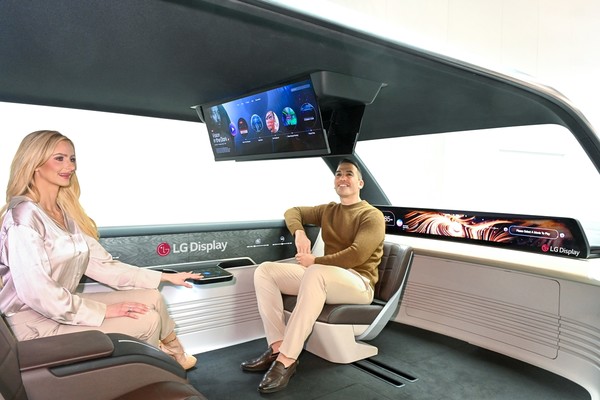  LG디스플레이 모델이 ‘CES 2024 혁신상’을 수상한 ’57인치 P2P LCD‘와 ‘32인치 슬라이더블 OLED’를 소개하는 모습. (사진=LG디스플레이)